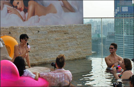 من شدة الحر مغنية تقيم مؤتمرا صحافيا في حوض للسباحة!! صورة رقم 3 من شدة الحر مغنية تقيم مؤتمرا صحافيا في حوض للسباحة!! صورة رقم 3