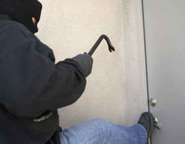 كسر زجاج منزل ليسرق.. فقطع شريانه ومات!! صورة رقم 1