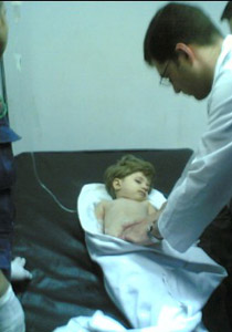 طفلة قضت 7 ساعات في بئر عمقها 20 متراً وقطرها 27 سم!!        صورة رقم 1