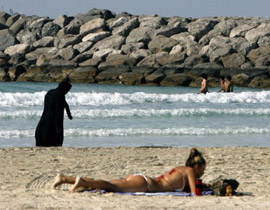 دبي: بريطانية تخلع ملابسها ردا على اماراتية انتقدت 