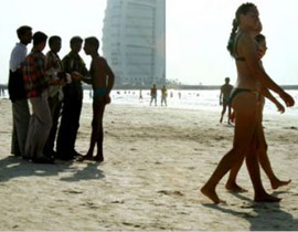 دبي: بريطانية تخلع ملابسها ردا على اماراتية انتقدت 