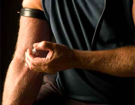 رفضت والدته اعطائه المال لشراء المخدرات.. فتفنن في تعذيبها!! صورة رقم 1