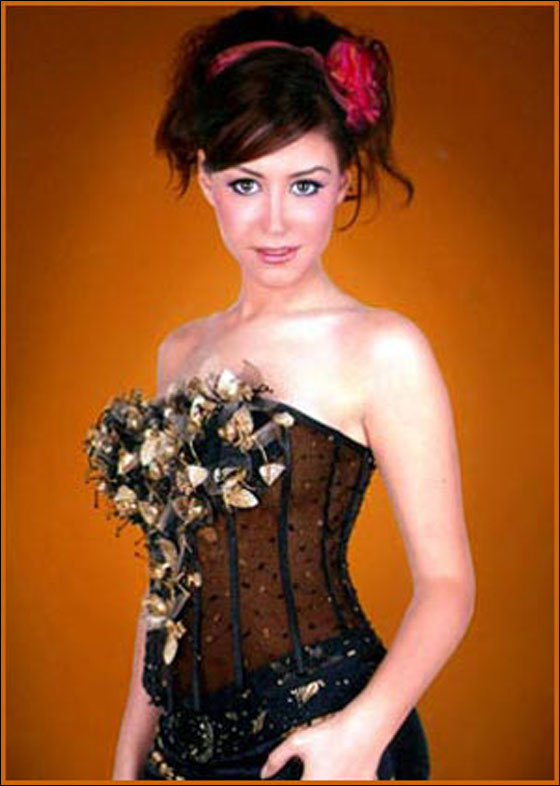 منة شلبي تنفي ارتدائها الحجاب واعتزالها التمثيل بعد أدائها العمرة!  صورة رقم 13