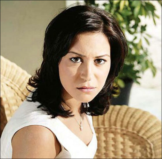 منة شلبي تنفي ارتدائها الحجاب واعتزالها التمثيل بعد أدائها العمرة!  صورة رقم 11