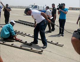 رياضي سوري يجرّ طائرة يزيد وزنها عن الـ 70 طن!!  صورة رقم 1