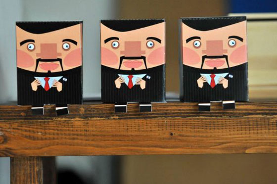 ليبرمان للجحيم سفيرا وعلى هيئة خنزير في معرض فني  صورة رقم 3