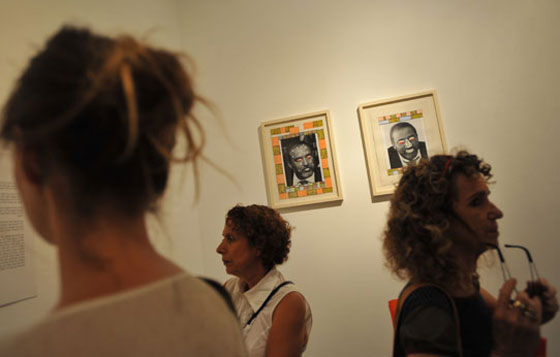 ليبرمان للجحيم سفيرا وعلى هيئة خنزير في معرض فني  صورة رقم 1