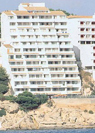 حاولت التسلل الى فندق الذكور فسقطت من ارتفاع 90 قدماً  صورة رقم 7