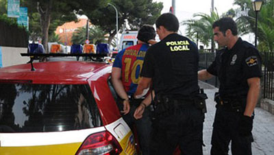 حاولت التسلل الى فندق الذكور فسقطت من ارتفاع 90 قدماً  صورة رقم 4