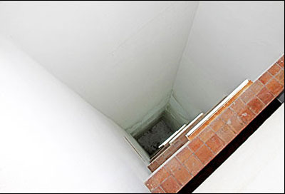 حاولت التسلل الى فندق الذكور فسقطت من ارتفاع 90 قدماً  صورة رقم 2