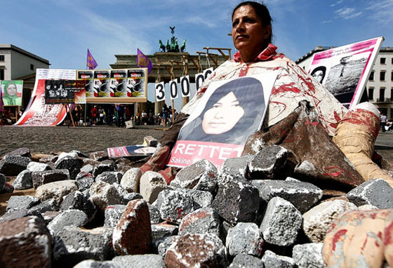 بعثة اوروبية تحمي محامي سكينة بعد احتجاز عائلته!!  صورة رقم 5