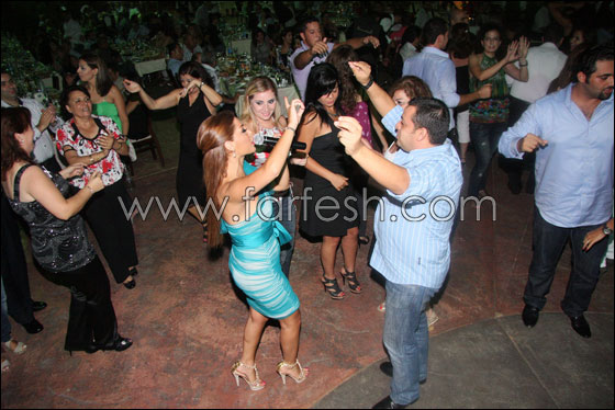 رقص على أنغام الفنانة نيفين نصر في مطعم المختار!!  صورة رقم 5