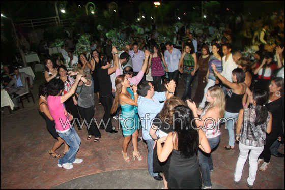 رقص على أنغام الفنانة نيفين نصر في مطعم المختار!!  صورة رقم 6