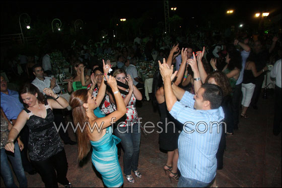 رقص على أنغام الفنانة نيفين نصر في مطعم المختار!!  صورة رقم 4