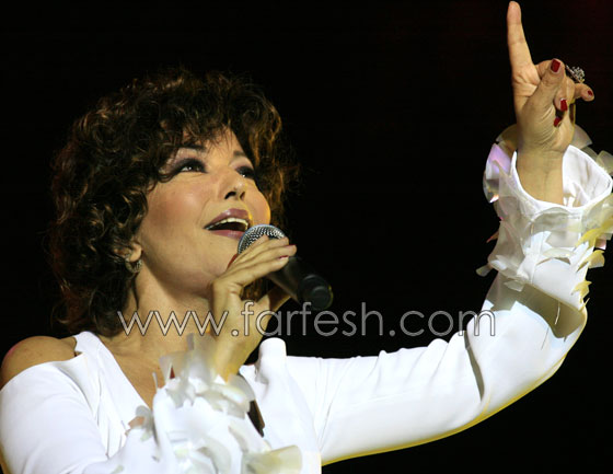 سر صعود الشرنوبي إلى المسرح خلال غناء سميرة سعيد!!  صورة رقم 3