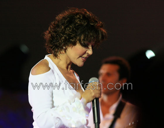 سر صعود الشرنوبي إلى المسرح خلال غناء سميرة سعيد!!  صورة رقم 2