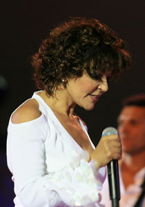 سر صعود الشرنوبي إلى المسرح خلال غناء سميرة سعيد!!  صورة رقم 1