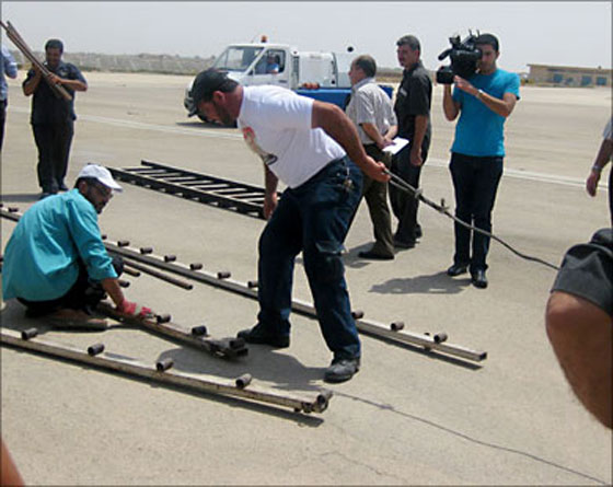 رياضي سوري يجرّ طائرة يزيد وزنها عن الـ 70 طن!!  صورة رقم 2