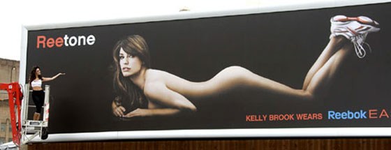 كيلي بروك تحضر شخصياً لإطلاق لوحتها المنزوعة!!  صورة رقم 4