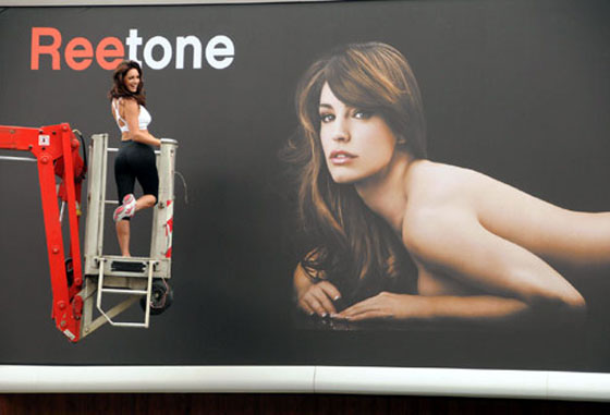 كيلي بروك تحضر شخصياً لإطلاق لوحتها المنزوعة!!  صورة رقم 3