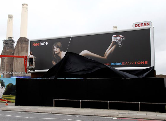 كيلي بروك تحضر شخصياً لإطلاق لوحتها المنزوعة!!  صورة رقم 7