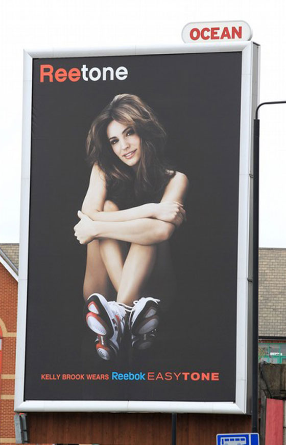 كيلي بروك تحضر شخصياً لإطلاق لوحتها المنزوعة!!  صورة رقم 6