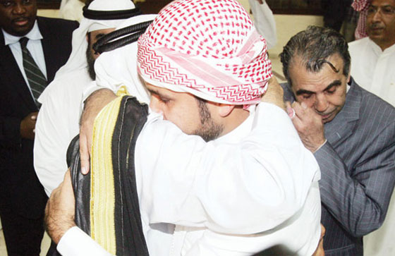 الكويت تجمع بين أب أردني وابنه بعد 30 عاماً من الفراق صورة رقم 5 الكويت تجمع بين أب أردني وابنه بعد 30 عاماً من الفراق صورة رقم 5