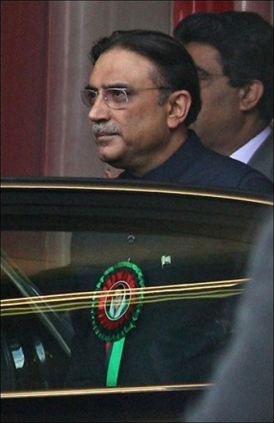 تعرض الرئيس الباكستاني زرداري الى الضرب بالحذاء! صورة رقم 2 تعرض الرئيس الباكستاني زرداري الى الضرب بالحذاء! صورة رقم 2