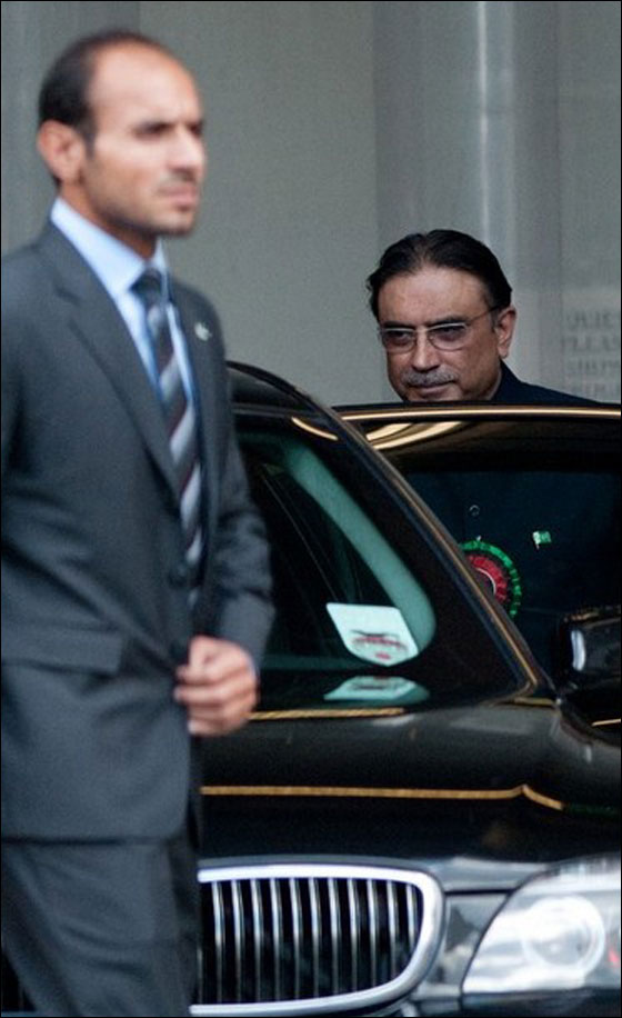 تعرض الرئيس الباكستاني زرداري الى الضرب بالحذاء! صورة رقم 8 تعرض الرئيس الباكستاني زرداري الى الضرب بالحذاء! صورة رقم 8