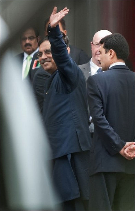 تعرض الرئيس الباكستاني زرداري الى الضرب بالحذاء! صورة رقم 3 تعرض الرئيس الباكستاني زرداري الى الضرب بالحذاء! صورة رقم 3