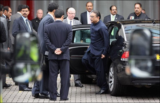 تعرض الرئيس الباكستاني زرداري الى الضرب بالحذاء! صورة رقم 7 تعرض الرئيس الباكستاني زرداري الى الضرب بالحذاء! صورة رقم 7