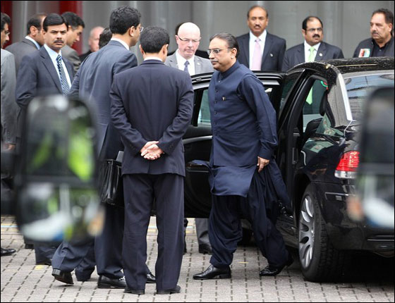 تعرض الرئيس الباكستاني زرداري الى الضرب بالحذاء! صورة رقم 6 تعرض الرئيس الباكستاني زرداري الى الضرب بالحذاء! صورة رقم 6