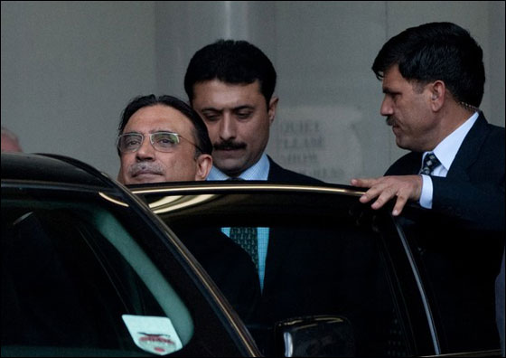 تعرض الرئيس الباكستاني زرداري الى الضرب بالحذاء! صورة رقم 5 تعرض الرئيس الباكستاني زرداري الى الضرب بالحذاء! صورة رقم 5