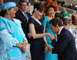 كارلا ساركوزي تستمر في التمثيل رغم ساركوزي!!  صورة رقم 1