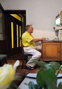 طلبا للحماية.. أقرّ بأن زوجته تضربه! صورة رقم 1