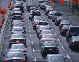 مصر: سائق قطار تسبب بأزمة مرور من اجل شراء خبز! صورة رقم 1