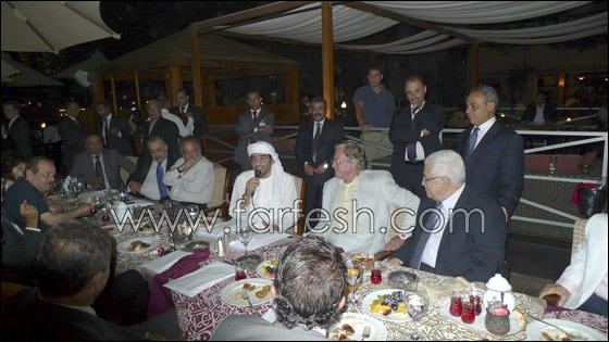 أبو مازن يقيم عشاءا للنجوم الذين دعموا القضية الفلسطينية!  صورة رقم 5