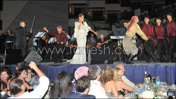 نائب لبناني يصعد إلى المسرح ويهدي نجوى كرم وردة حمراء!! صورة رقم 11