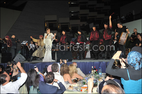 نائب لبناني يصعد إلى المسرح ويهدي نجوى كرم وردة حمراء!! صورة رقم 12