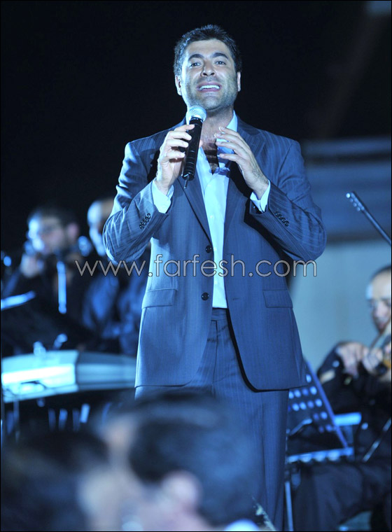 نائب لبناني يصعد إلى المسرح ويهدي نجوى كرم وردة حمراء!! صورة رقم 16