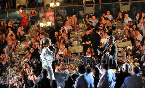 نائب لبناني يصعد إلى المسرح ويهدي نجوى كرم وردة حمراء!! صورة رقم 4