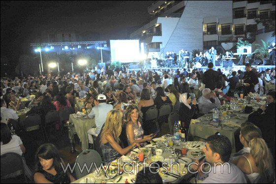 نائب لبناني يصعد إلى المسرح ويهدي نجوى كرم وردة حمراء!! صورة رقم 3