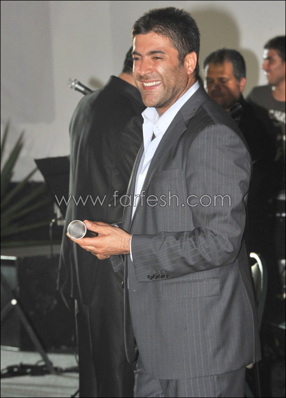 نائب لبناني يصعد إلى المسرح ويهدي نجوى كرم وردة حمراء!! صورة رقم 19