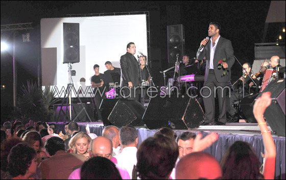 نائب لبناني يصعد إلى المسرح ويهدي نجوى كرم وردة حمراء!! صورة رقم 15