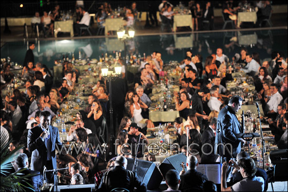 نائب لبناني يصعد إلى المسرح ويهدي نجوى كرم وردة حمراء!! صورة رقم 6