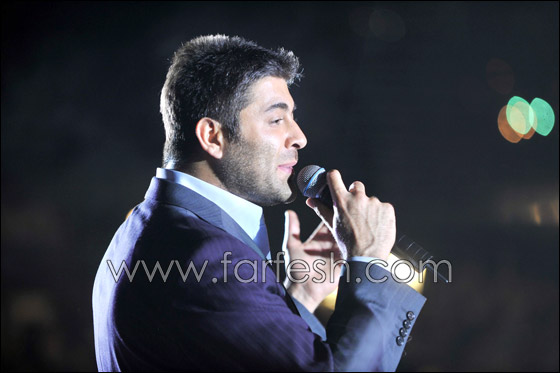 نائب لبناني يصعد إلى المسرح ويهدي نجوى كرم وردة حمراء!! صورة رقم 18