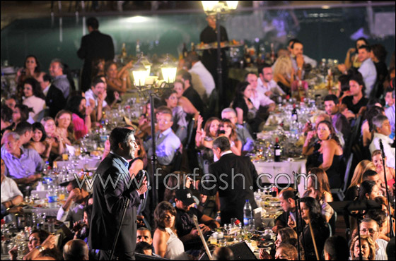 نائب لبناني يصعد إلى المسرح ويهدي نجوى كرم وردة حمراء!! صورة رقم 13