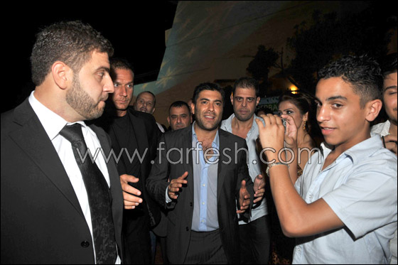 نائب لبناني يصعد إلى المسرح ويهدي نجوى كرم وردة حمراء!! صورة رقم 20