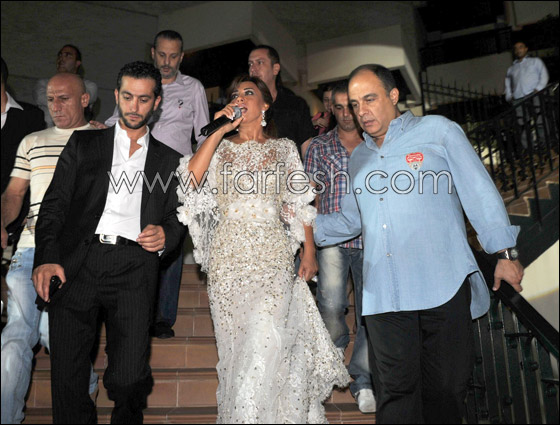 نائب لبناني يصعد إلى المسرح ويهدي نجوى كرم وردة حمراء!! صورة رقم 1