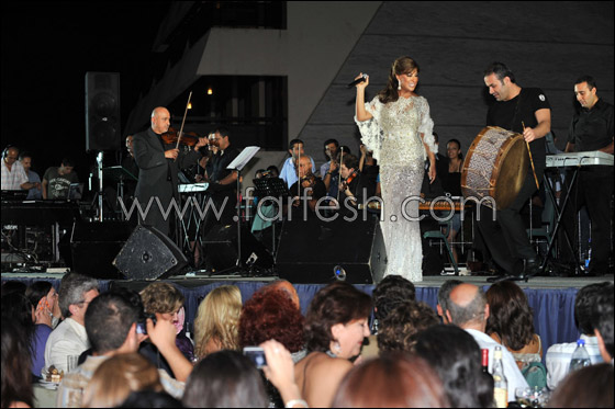 نائب لبناني يصعد إلى المسرح ويهدي نجوى كرم وردة حمراء!! صورة رقم 10